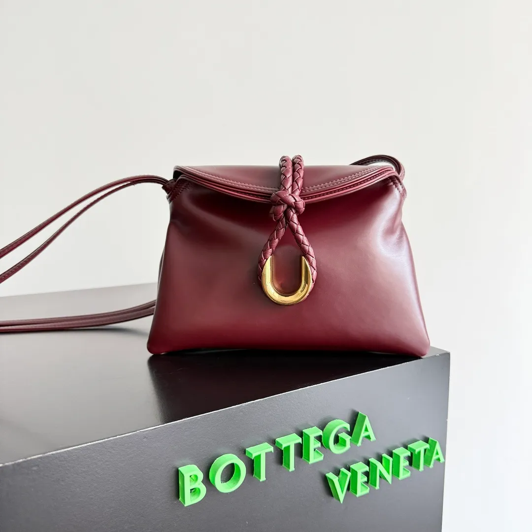 Batch 1520 BOTTEGA VENETA 2025 women's mini LIBERTA crossbody bag, the smallest size is shipped! ! Summer is here, how can you go out and play without a small bag? The "Freedom" series has the advantage of not being picky about seasons. I really like it. A small bag with a generous temperament is an indispensable item for every girl to perfectly adapt to the variety of summer outfits. The high-quality leather reveals a delicate luster. The U-shaped high-quality hardware design is enlarged in this size, which is the finishing touch. Whether it is attending a banquet or daily travel, it can show off the taste. Style No.: 826147 Size: 24*15.5*5cm